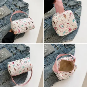 Vues détaillées d'une trousse de maquillage matelassée avec motifs ours et poignée rose
