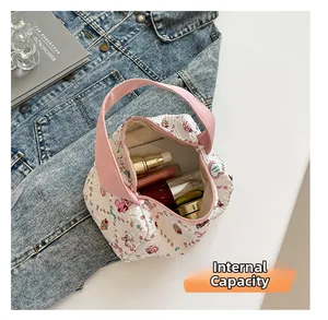 Vue intérieure d'un grand sac de rangement blanc matelassé aux motifs d'oursons roses
