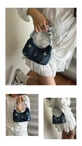 Détail du mini sac Y2K en denim avec papillons argentés et poignée plissée