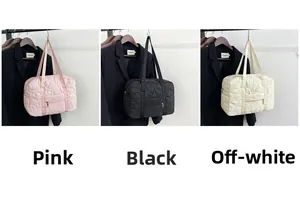 Trois options de couleurs de sacs bandoulière matelassés cœur en rose, noir et beige