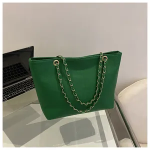Minimalist green crocodile pattern tote bag with metal chain strap for commuting