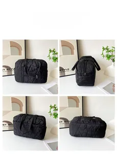 Détails multi-angles du sac de voyage noir avec surpiqûres cœurs et poches zippées