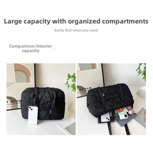 Sac de voyage matelassé cœur montrant une grande capacité pour téléphone et parapluie