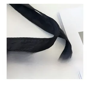 Gros plan détaillé de la bandoulière en nylon noir avec coutures doubles renforcées