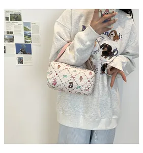 Détail du sac cylindrique avec imprimés de dessins animés et anse rose pastel