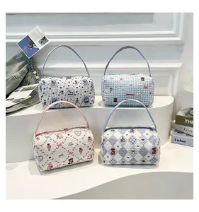 Mise en scène de trousses de toilette matelassées aux motifs floraux et d'ours variés