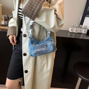 Sac à bandoulière croissant en jean bleu Y2K avec papillons argentés et poignée plissée