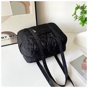 Détail du sac de voyage noir avec matelassage cœur, double fermeture éclair et longues anses
