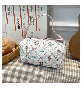 Gros plan du sac fourre-tout blanc matelassé avec motifs d'animaux mignons et poignées roses