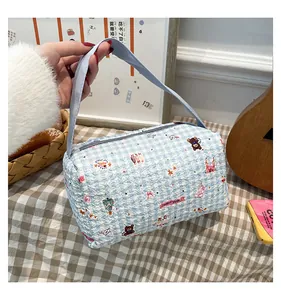 Détail du sac cabas à carreaux bleus avec motif ours et étiquette tissée Sweet Bear