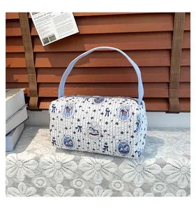 Détail du sac baril matelassé avec imprimés ours en peluche bleus et tissu en coton rayé