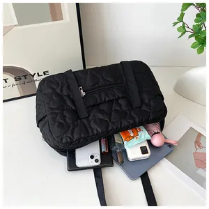 Vue détaillée du grand sac cabas noir matelassé avec intérieur spacieux pour accessoires