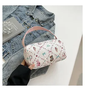 Détail du sac matelassé en seersucker avec imprimés animaux mignons et poignée rose pâle