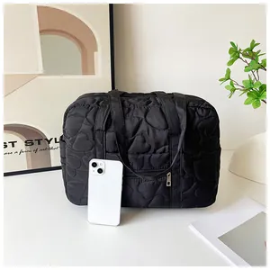 Détail du sac de voyage matelassé noir avec téléphone pour échelle de taille