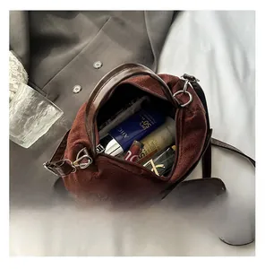 Vue intérieure du sac cabas en daim marron montrant la capacité pour les cosmétiques