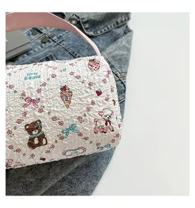 Gros plan du sac blanc à texture gaufrée avec motifs de dessins animés et anses roses