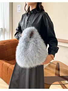 Détail d'un sac à main en fausse fourrure gris clair porté par un mannequin