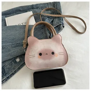 Détail d'un sac bandoulière rose en forme de chat avec dégradé doux et bandoulière
