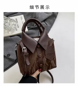 Détail du sac à main créatif en forme de chemise avec poche boutonnée et cuir brillant