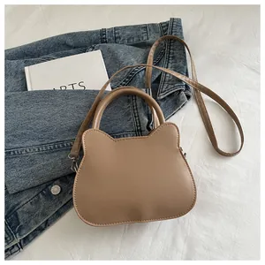 Détail du sac à bandoulière en cuir PU marron clair en forme d'oreilles de chat