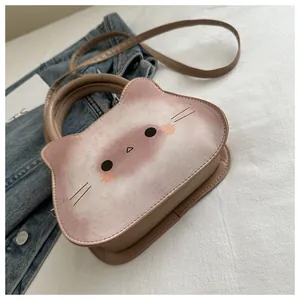 Détail du sac bandoulière chat avec texture en peluche et poignée en cuir synthétique