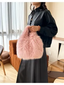 Détail d'un sac à main en fausse fourrure rose moelleuse avec une texture douce et chic