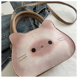 Détail du sac bandoulière chat avec dégradé rose et poignées robustes en simili cuir