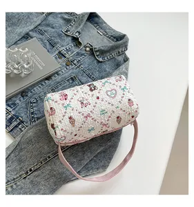 Détail du sac barillet blanc en tissu gaufré avec motifs d'oursons de style japonais