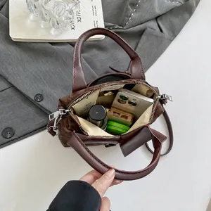 Vue de dessus du sac à main en cuir marron montrant l'intérieur spacieux et les compartiments