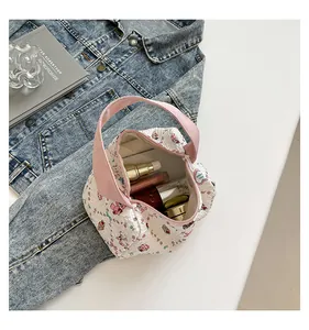 Détail d'une trousse de maquillage blanche matelassée avec des motifs de lapins et d'ours