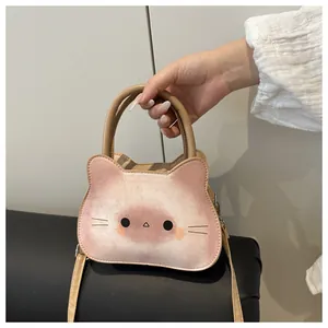 Gros plan du design de visage d'animal mignon sur un sac à bandoulière rose-brun