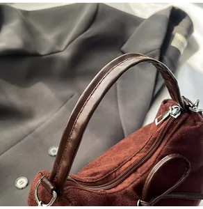 Détail des poignées du sac cabas vintage en cuir marron et finitions argentées