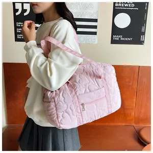 Détail du sac rose matelassé en cœur avec poche latérale zippée et larges sangles