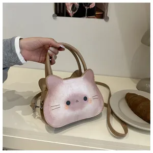 Détail du sac bandoulière mignon en forme de chat avec fard rose et finition en cuir PU