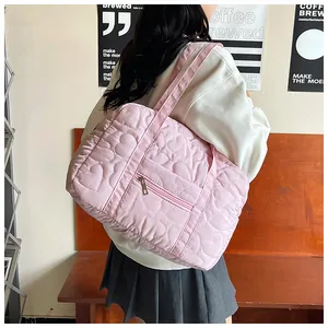Détail du sac cabas matelassé rose avec broderies cœurs et poche zippée en métal