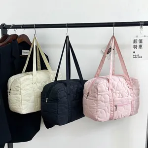 Sacs de voyage matelassés cœur en blanc cassé noir et rose avec zip métallique