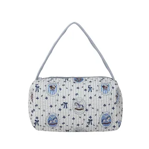 Sac à main cylindrique matelassé bleu avec motifs fleurs, ours et chevaux vintage
