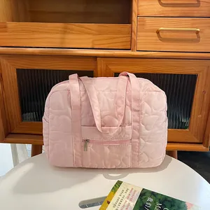 Sac de voyage matelassé rose clair avec broderies cœur et doubles poignées
