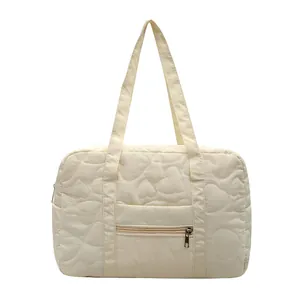 Sac à bandoulière matelassé beige avec motifs de cœurs et poche avant zippée chic