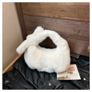 Detail van witte pluche handtas met een zacht gedraaid handvat op een zwart leren jack