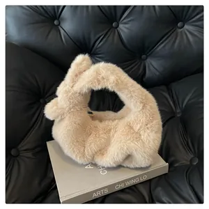 Detail van de pluizige faux fur textuur op de abrikooskleurige wolk-vormige handtas