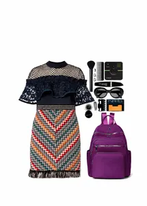 Flat lay van paarse nylon rugzak met marineblauwe kanten top en rok met golfpatroon