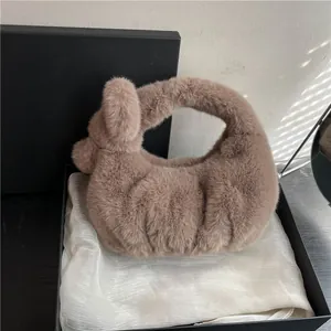 Chique camelkleurige handtas van imitatiebont met geknoopte handgreep en pluche design