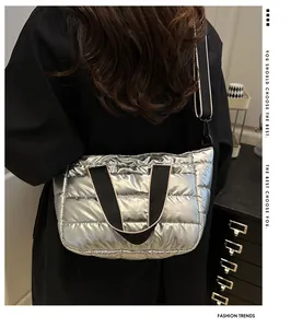 Detailaufnahme der silbernen Stepptasche mit verstellbarem Gurt und Tragegriffen