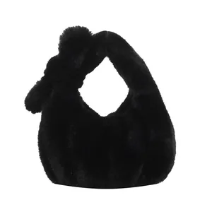 Stijlvolle zwarte pluche wolkentas met geplooide handgreep en decoratieve pompon