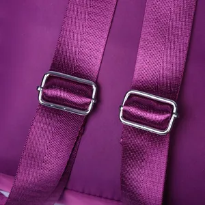 Detail van paarse Oxford stoffen banden met verstelbare zilveren metalen gespen op rugzak