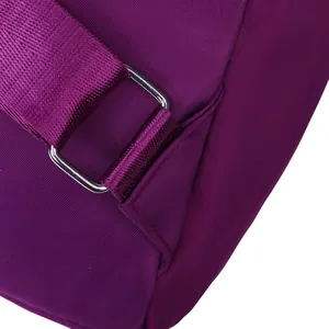 Detail van paarse nylon rugzak met stevige metalen gesp en versterkte stiksels