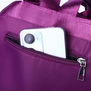 Detail van een paarse nylon rugzak met een verborgen antidiefstalvak met rits aan de achterkant
