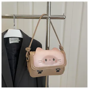 Détail du rabat en forme de chat et des empreintes de pattes sur le sac à bandoulière