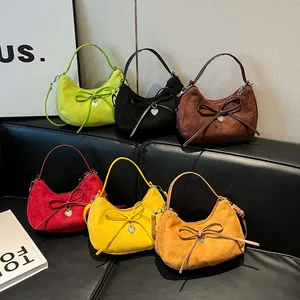 Mini sacs cabas en daim de différentes couleurs avec nœuds en cuir et breloques en cœur